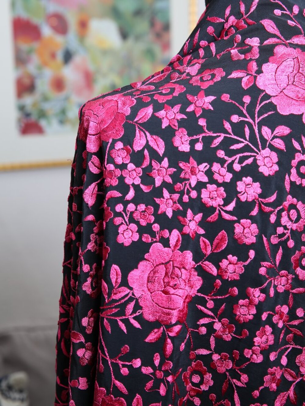 BEAUTIFUL Vintage N.W.E. 100% Silk Hand Embroidered Roses Piano Fringe Shawl - Picture 7 of 8